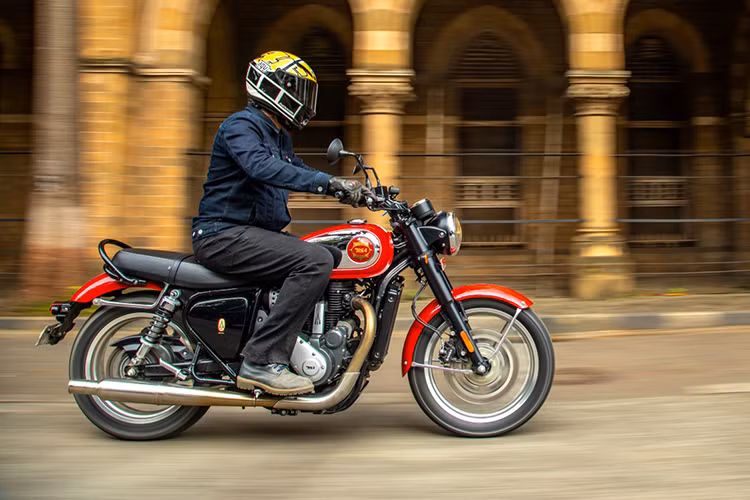 Xe mang phong cách đơn giản, không có hệ thống điện tử phức tạp, tạo cảm giác mộc mạc và cổ điển đặc trưng. Màn hình hiển thị dạng analog kép, cùng với màn hình LCD nhỏ cung cấp các thông tin cần thiết như vị trí số, mức nhiên liệu và nhiệt độ động cơ. Xe có bình xăng dung tích 12 lít và trọng lượng xe 201kg.