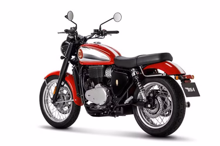 Hệ thống phanh trước và sau là đĩa đơn đường kính lần lượt là 320mm và 256mm, kèm theo heo phanh Brembo. Mâm xe là kiểu vành nan hoa cổ điển với kích thước không đồng nhất: phía trước 18 inch với lốp 100/90-18 và phía sau 17 inch với lốp 150/70-R17.