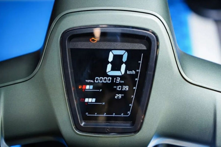 Mặc dù RAD125 Ragdoll Cat được định vị là một mẫu xe tay ga cấp thấp, nhưng Lifan vẫn trang bị cho xe nhiều tính năng công nghệ đáng chú ý. Trước hết, bảng đồng hồ kỹ thuật số LCD cung cấp thông tin rõ ràng, dễ đọc như tốc độ và lượng xăng, không chỉ tăng tính hiện đại mà còn mang lại sự tiện ích cho người dùng.