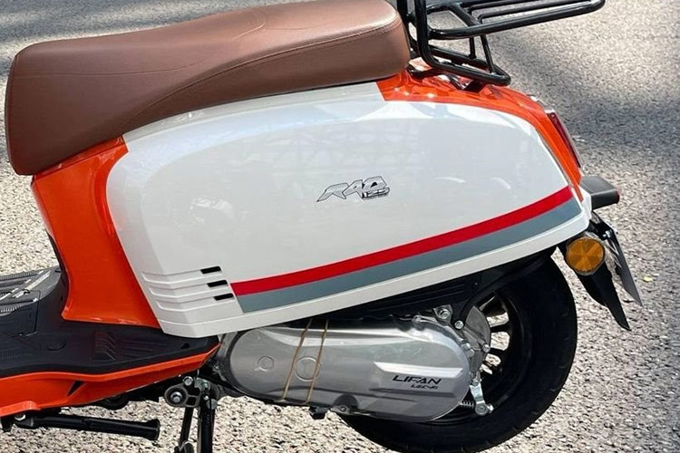 Hệ thống treo trước sử dụng phuộc đôi, trong khi treo sau là loại đơn, giúp hấp thụ hiệu quả các rung động từ mặt đường, mang lại cảm giác lái êm ái hơn. Chiều cao yên 740 mm cho phép hầu hết người dùng dễ dàng chạm chân xuống đất, tăng thêm cảm giác an toàn khi lái xe, đặc biệt là nữ giới.