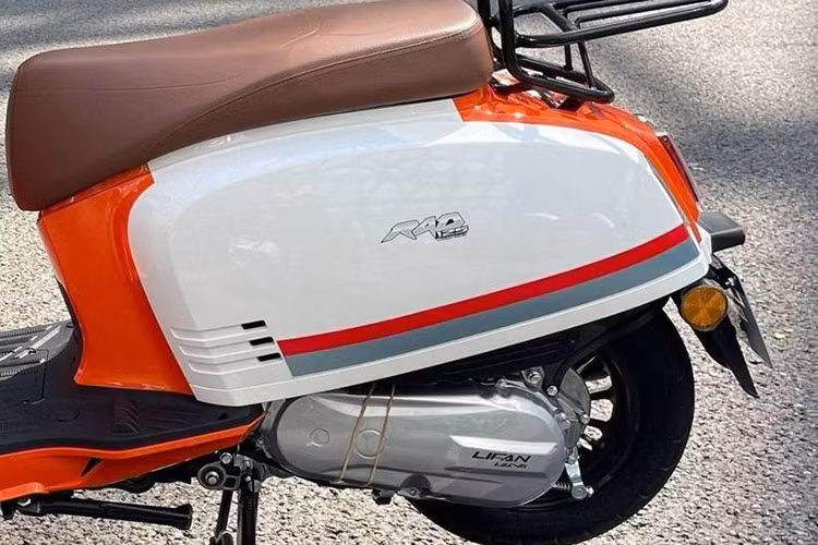 Hệ thống treo trước sử dụng phuộc đôi, trong khi treo sau là loại đơn, giúp hấp thụ hiệu quả các rung động từ mặt đường, mang lại cảm giác lái êm ái hơn. Chiều cao yên 740 mm cho phép hầu hết người dùng dễ dàng chạm chân xuống đất, tăng thêm cảm giác an toàn khi lái xe, đặc biệt là nữ giới.