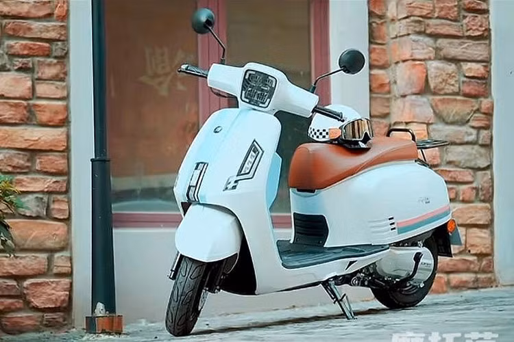 Thiết kế nhẹ nhàng của Lifan RAD125 Ragdoll Cat giúp trọng lượng của xe chỉ còn 95 kg. Điều này không chỉ làm tăng tính linh hoạt mà còn giúp điều khiển xe ở tốc độ thấp trở nên dễ dàng hơn. Mức giá xe Lifan RAD125 Ragdoll Cat 2024 tại Trung Quốc là 6.599 Nhân dân tệ (khoảng 23 triệu đồng, rẻ ngang xe máy số Honda Wave tại Việt Nam.