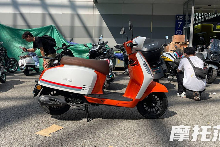 Thiết kế của xe ga Lifan RAD125 Ragdoll Cat 2024 mang phong cách thời trang và năng động, với đường nét thân xe đơn giản, hiện đại cùng với sự lựa chọn màu sắc tươi mới như xanh lá mamba green, màu cam dancing orange sôi động và xanh phấn pink blue nhẹ nhàng. Những màu sắc này không chỉ nổi bật mà còn tràn đầy sức sống, được giới trẻ ưa chuộng.