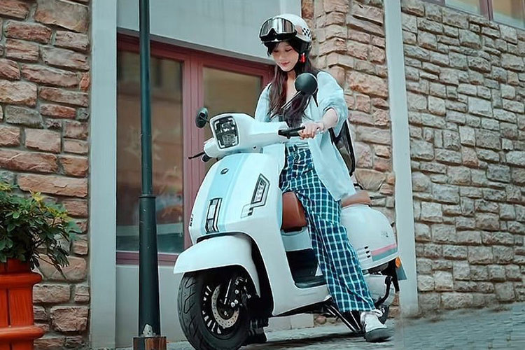 Mẫu xe này sử dụng hệ thống truyền động vô cấp CVT, dễ dàng vận hành và rất phù hợp với người mới lái hoặc những người muốn có trải nghiệm vận hành nhẹ nhàng, thoải mái hơn. Tốc độ tối đa của xe có thể đạt 90 km/h, trong điều kiện đường phố đô thị, tốc độ này hoàn toàn đủ để đáp ứng nhu cầu hàng ngày.