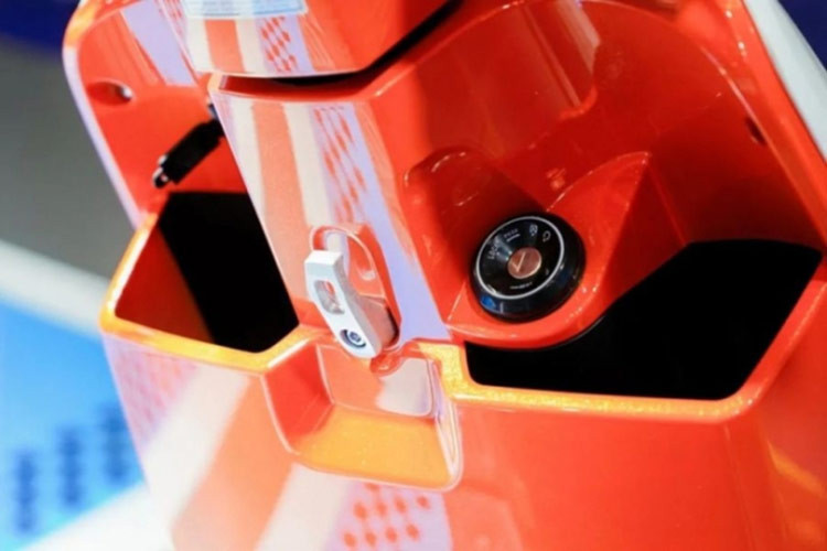 Ngoài ra, việc tích hợp cổng sạc USB giúp người lái có thể sạc điện thoại trong những chuyến đi dài, tăng tính thực tế khi sử dụng xe.