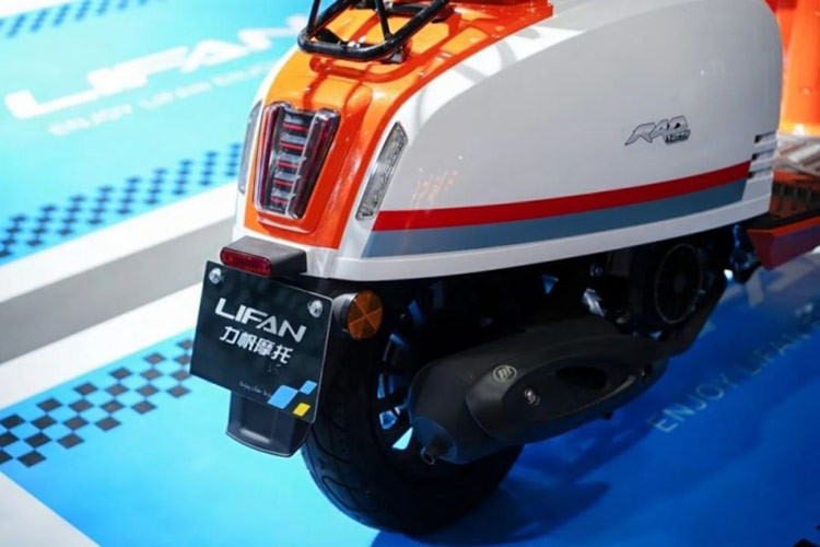 Về hệ thống đèn, RAD125 Ragdoll Cat được trang bị đèn LED cho cả đèn trước, đèn hậu và đèn xi-nhan, giúp xe nổi bật khi di chuyển vào ban đêm và tăng cường độ an toàn.