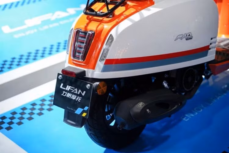 Về hệ thống đèn, RAD125 Ragdoll Cat được trang bị đèn LED cho cả đèn trước, đèn hậu và đèn xi-nhan, giúp xe nổi bật khi di chuyển vào ban đêm và tăng cường độ an toàn.