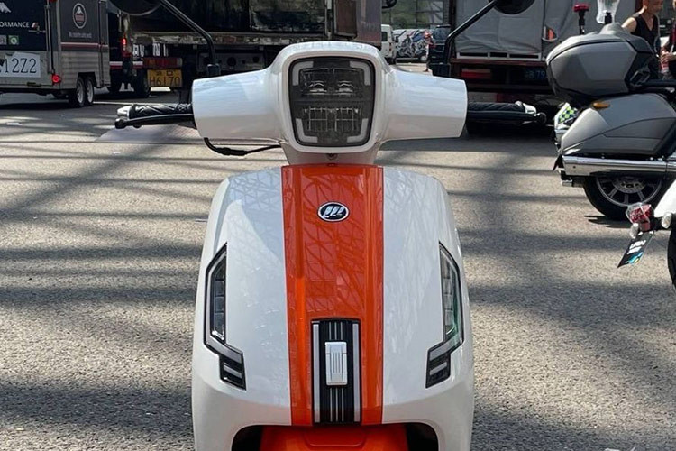 Kích thước tổng thể của Lifan RAD125 Ragdoll Cat 2024 là 1770x735x1075 mm, với chiều cao yên chỉ 740 mm, phù hợp với hầu hết người dùng, đặc biệt là phụ nữ và những người có vóc dáng nhỏ. Chiều dài cơ sở 1300 mm mang lại cảm giác lái ổn định, đặc biệt là khi di chuyển trong đô thị, chiếc xe này cực kỳ linh hoạt.