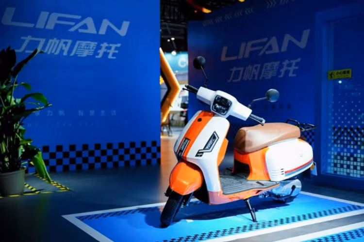  Lifan RAD125 Ragdoll Cat 2024 mới ra mắt cuối tháng 9/2024 vừa qua. So với các dòng xe cùng phân khúc, xe có mức giá rất cạnh tranh. Không chỉ thế, RAD125 còn có hiệu suất và cấu hình ấn tượng, đặc biệt phù hợp với những người dùng có ngân sách hạn chế nhưng vẫn mong muốn sở hữu một chiếc xe máy ổn định và đáng tin cậy.