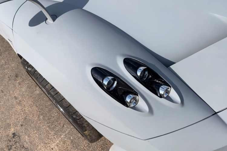 Từ các chi tiết trên chiếc Pagani Huayra độc nhất Việt Nam này như đèn pha mắt cú, gương chiếu hậu, cản trước/sau, ốp sườn cho đến bộ cửa cánh chim đều gần như “sao y bản chính”.