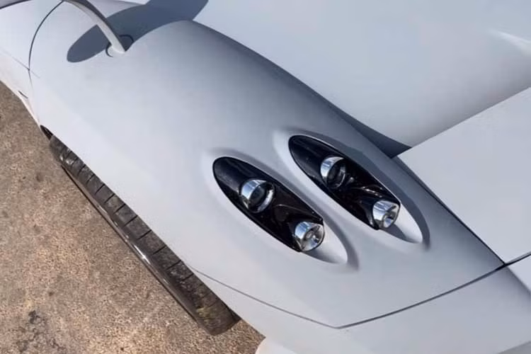 Từ các chi tiết trên chiếc Pagani Huayra độc nhất Việt Nam này như đèn pha mắt cú, gương chiếu hậu, cản trước/sau, ốp sườn cho đến bộ cửa cánh chim đều gần như “sao y bản chính”.