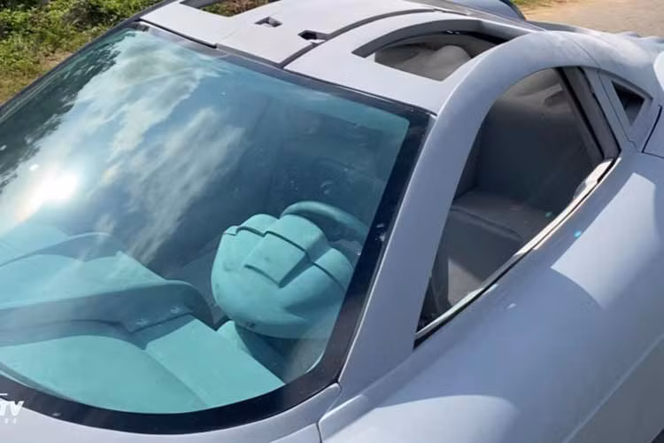 Hiện chiếc siêu xe Pagani Huayra của nhóm Nhết TV vẫn chưa hoàn chỉnh nội thất cũng như màu sơn cho ngoại hình, các bạn trẻ này đang tìm hiểu để mang đến bộ áo chiến nhất cho thần gió của mình.