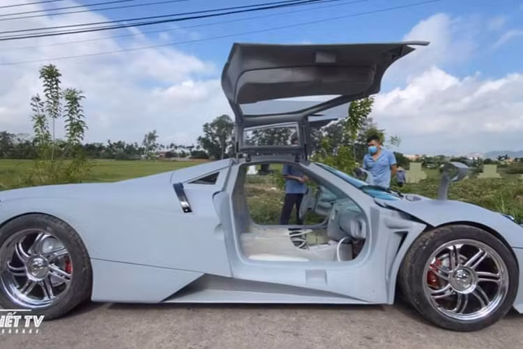 Về siêu phẩm Pagani Huayra, mẫu xe này ra mắt toàn cầu vào năm 2013 với số lượng sản xuất chỉ 100 chiếc toàn thế giới. Tại Việt Nam hiện chỉ có 1 chiếc duy nhất từng thuộc sở hữu của đại gia Minh Nhựa, siêu phẩm này được đồn đoán có giá lên tới hơn 80 tỷ đồng khi về nước.