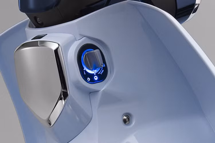 Phía sau yếm xe đã không còn các lỗ ốc bắt vít như Super Cub nguyên bản, chỉ thay đổi bằng một ốp mạ bạc crom sáng bóng và ổ khóa thông minh Smartkey (chống trộm, giống như mẫu xe tay ga cao cấp cùng hãng là Honda SH) với vòng LED sáng bao xung quanh đầy hiện đại.