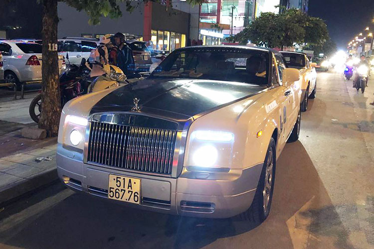 Tại thị trường Việt Nam ở thời điểm ra mắt vào năm 2014, một chiếc Rolls-Royce Phantom Drophead Coupe chính hãng có mức giá khoảng 30,199 tỷ đồng. Tuy nhiên từ 1/7/2016 khi áp dụng mức thuế tiêu thụ đặc biệt, mẫu siêu xe sang này đã có giá tăng lên cao hơn rất nhiều. Được biết ngoài bộ đôi Rolls-Royce Ghost này, đại gia siêu xe Đặng Lê Nguyên Vũ còn sở hữu nhiều mẫu Rolls-Royce khác.