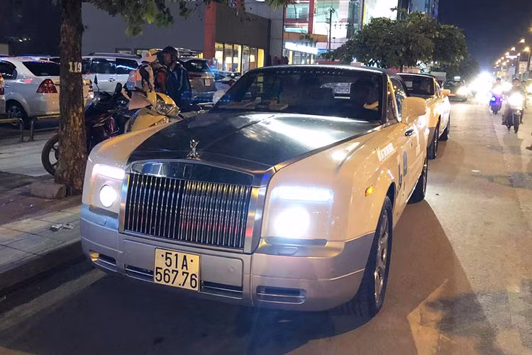 Tại thị trường Việt Nam ở thời điểm ra mắt vào năm 2014, một chiếc Rolls-Royce Phantom Drophead Coupe chính hãng có mức giá khoảng 30,199 tỷ đồng. Tuy nhiên từ 1/7/2016 khi áp dụng mức thuế tiêu thụ đặc biệt, mẫu siêu xe sang này đã có giá tăng lên cao hơn rất nhiều. Được biết ngoài bộ đôi Rolls-Royce Ghost này, đại gia siêu xe Đặng Lê Nguyên Vũ còn sở hữu nhiều mẫu Rolls-Royce khác.