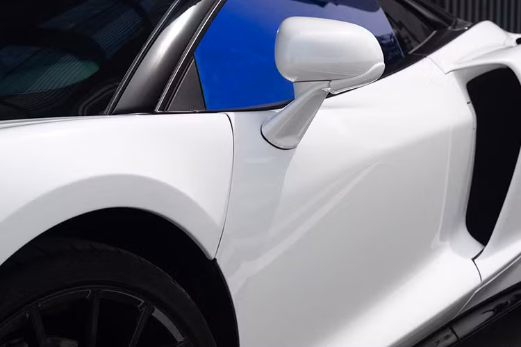 Người này mua xe khá kín tiếng, và gần 1 năm sau đó, chiếc xe này mới ra được biển số là 65A-33.666, với hàm ý tam hoa 6. Mức giá xe McLaren GT sau khi lăn bánh ước tính trên 20 tỷ đồng. Sau đó, chiếc xe được 1 hot girl Sài Gòn mua về trải nghiệm và mới đây nó đã xuất hiện trên thị trường chuyển nhượng xe lướt với số đồng hồ công tơ mét chỉ 2.900 km.