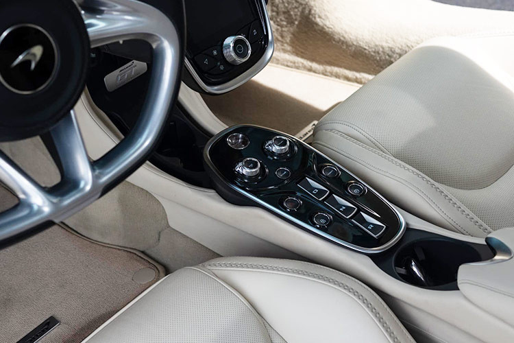 Sức mạnh của siêu xe McLaren GT từng thuộc sở hữu của nữ hotgirl Sài Gòn này đến từ khối động cơ V8, tăng áp kép, dung tích 4.0 lít mới, sản sinh công suất tối đa 620 mã lực và mô-men xoắn cực đại 630 Nm ở dải vòng tua máy từ 5.500 đến 6.500 vòng/phút.