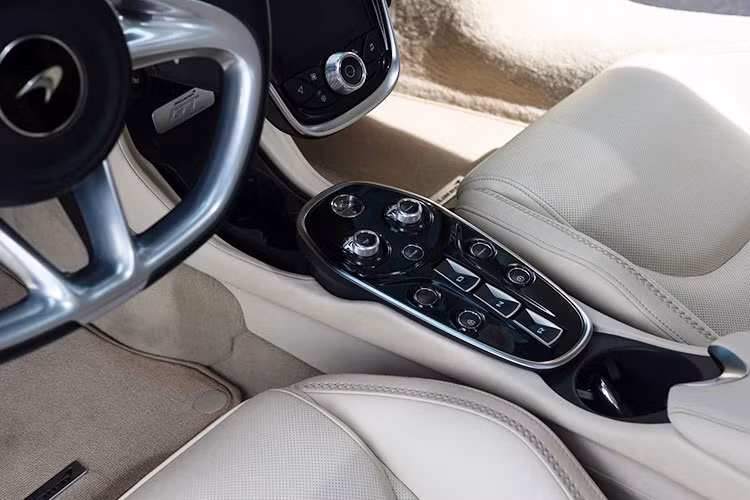 Sức mạnh của siêu xe McLaren GT từng thuộc sở hữu của nữ hotgirl Sài Gòn này đến từ khối động cơ V8, tăng áp kép, dung tích 4.0 lít mới, sản sinh công suất tối đa 620 mã lực và mô-men xoắn cực đại 630 Nm ở dải vòng tua máy từ 5.500 đến 6.500 vòng/phút.