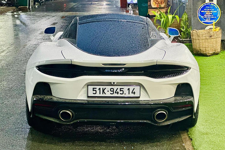 Siêu xe McLaren GT tại Việt Nam được định vị trên phân khúc của 570S nhưng dưới McLaren 720S, mẫu xe này sẽ cạnh tranh trực tiếp với Aston Martin DB11, Porsche 911 Turbo S hay Bentley Continental GT mới.