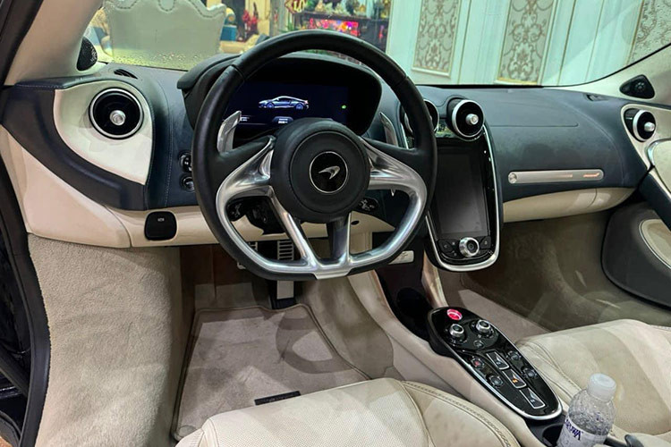 Trong đó, khoang hành lý trước sẽ có chỗ đựng đồ rộng 150 lít phù hợp với va li cỡ vừa hay túi xách cùng một số đồ dùng cá nhân còn khoang hành lý sau cabin của xe McLaren GT có thể tích lên tới 420 lít đủ sức chứa 1 va li cỡ lớn và nhỏ hay làm nơi chứa gậy đánh golf.