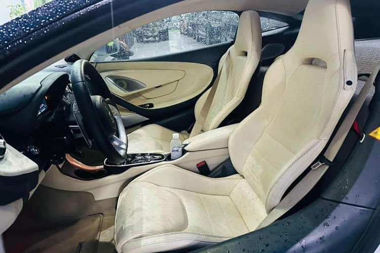 Màn hình giải trí trung tâm dạng cảm ứng, kích thước 7 inch có thiết kế lơ lửng. Hệ thống thông tin giải trí II được hỗ trợ bởi bộ xử lý 10 lõi cho tốc độ phản hồi nhanh hơn so với những chiếc McLaren trước đây, nhưng chưa tích hợp Apple CarPlay và Android Auto, hệ thống chỉ có kết nối Bluetooth. 