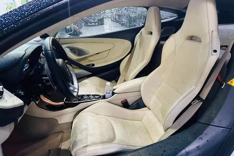 Màn hình giải trí trung tâm dạng cảm ứng, kích thước 7 inch có thiết kế lơ lửng. Hệ thống thông tin giải trí II được hỗ trợ bởi bộ xử lý 10 lõi cho tốc độ phản hồi nhanh hơn so với những chiếc McLaren trước đây, nhưng chưa tích hợp Apple CarPlay và Android Auto, hệ thống chỉ có kết nối Bluetooth. 