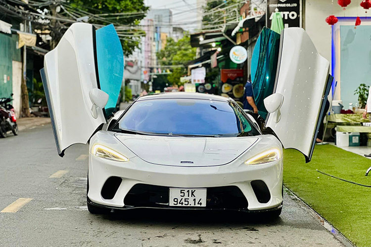 Động cơ trên siêu xe McLaren GT sẽ đi kèm với hộp số ly hợp kép 7 cấp, nhờ đó, mẫu siêu xe Grand Tourer của hãng xe McLaren có thể hoàn thành việc tăng tốc từ vị trí xuất phát lên 100 km/h chỉ trong thời gian 3,2 giây trước khi đạt tốc độ tối đa là 326 km/h. 