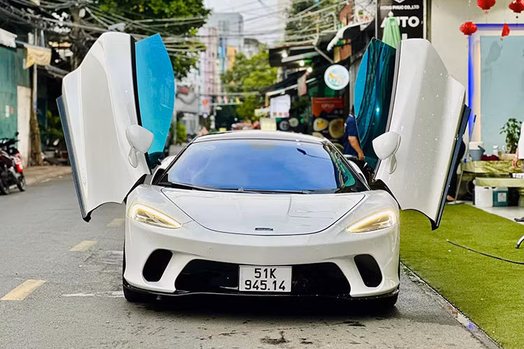 Động cơ trên siêu xe McLaren GT sẽ đi kèm với hộp số ly hợp kép 7 cấp, nhờ đó, mẫu siêu xe Grand Tourer của hãng xe McLaren có thể hoàn thành việc tăng tốc từ vị trí xuất phát lên 100 km/h chỉ trong thời gian 3,2 giây trước khi đạt tốc độ tối đa là 326 km/h. 