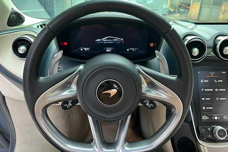 McLaren GT có khoang cabin mang nhiều cảm hứng từ 570S. Thiết kế tối giản để tập trung vào niềm vui lái xe với hai ghế ngồi thể thao, vô-lăng bọc da và thép có lẫy chuyển số. Xe có cụm đồng hồ kỹ thuật số 12 inch có thể tuỳ chỉnh bằng các cần gạt nhô ra từ cột lái.