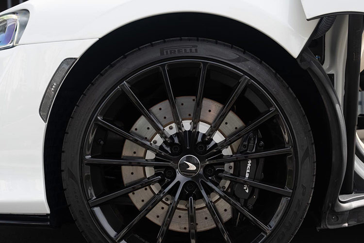 Ngoài chiếc siêu xe McLaren GT này ra, thị trường Việt Nam còn ghi nhận có 1 xe khác mang màu cam, được nhập khẩu chính hãng với mức gia niêm yết là hơn 16 tỷ đồng. Về chiếc xe thú vị này, hãng McLaren đã trang bị đến 2 khoang hành lý cho xe GT với tổng diện tích chứa đồ lên đến 570 lít