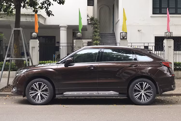 Chiếc Honda Avancier tại Hà Nội này không được đăng ký biển số tại Việt Nam mà mang biển kiểm soát Lào. Do vậy dĩ nhiên chiếc xe này sẽ chưa có kế hoạch phân phối chính hãng tại Việt Nam trong thời gian tới.