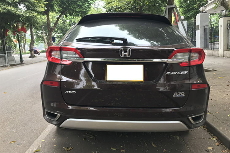 Trước đó, từng có một số cá nhân rao bán Honda Avancier biển Lào với giá bán khoảng 700 đến 800 triệu đồng. Để lưu hành xe biển Lào tại Việt Nam phải có đủ 7 loại giấy tờ khác nhau. Người sử dụng xe cần lên cửa khẩu mỗi tháng để đóng phí (250.000 đồng) tạm nhập tái xuất.