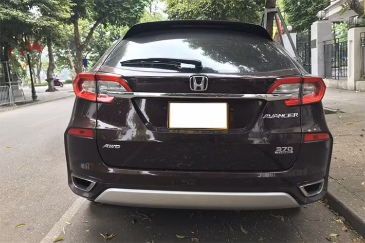 Trước đó, từng có một số cá nhân rao bán Honda Avancier biển Lào với giá bán khoảng 700 đến 800 triệu đồng. Để lưu hành xe biển Lào tại Việt Nam phải có đủ 7 loại giấy tờ khác nhau. Người sử dụng xe cần lên cửa khẩu mỗi tháng để đóng phí (250.000 đồng) tạm nhập tái xuất.