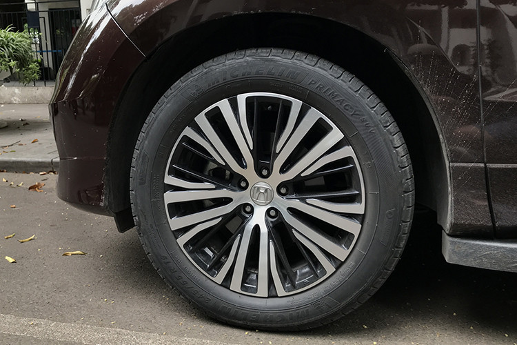 Ở Honda Avancier 2020 mới, các thanh lưới tản nhiệt nằm ngang thay vì dạng tổ ong như chiếc xe trong bài viết này, các bộ cản góc cạnh hơn, hệ thống 4 ống xả kiểu mới, cụm đèn hậu dạng LED tân thời và bộ mâm hợp kim với thiết kế mới, các chi tiết còn lại vẫn giữ nguyên so với đời cũ.