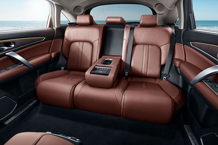 Bên trong khoang lái, một số tính năng – trang bị mới trên xe bao gồm hỗ trợ đổ đèo, sạc không dây, cốp mở điện, hệ thống lọc không khí plasma, đèn pha tự động và các nâng cấp trên hệ thống âm thanh. Honda Avancier 2020 sẽ có thêm một số lựa chọn về các bề mặt trang trí và chất liệu hoàn thiện, cũng như hệ thống thông tin giải trí Honda Connect 2.0 mới.