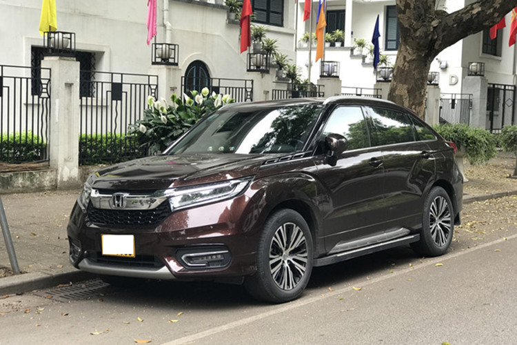 Mẫu xe SUV Honda Avancier vốn chỉ được ra mắt dành cho thị trường Trung Quốc nên việc nó xuất hiện tại Việt Nam gây không ít tò mò cho người đi đường. Bởi lẽ dòng xe crossover cao cấp nhất tại thị trường Việt Nam hiện tại là CR-V nên một chiếc xe to lớn xuất hiện trên phố khiến nó trở nên nổi bật.