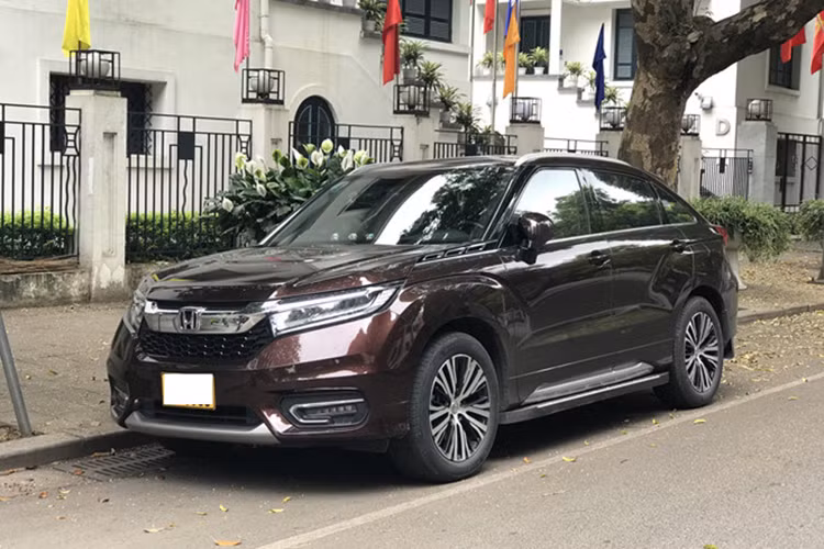 Mẫu xe SUV Honda Avancier vốn chỉ được ra mắt dành cho thị trường Trung Quốc nên việc nó xuất hiện tại Việt Nam gây không ít tò mò cho người đi đường. Bởi lẽ dòng xe crossover cao cấp nhất tại thị trường Việt Nam hiện tại là CR-V nên một chiếc xe to lớn xuất hiện trên phố khiến nó trở nên nổi bật.