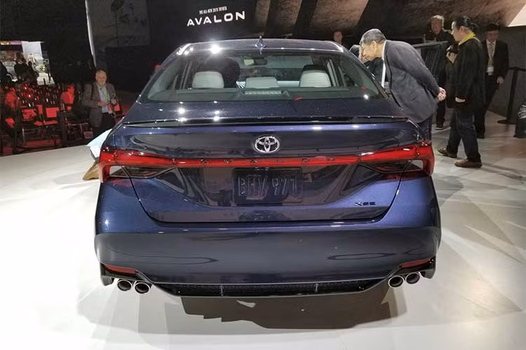 Ở phía đuôi xe, Avalon 2019 sở hữu đèn hậu dạng LED nối liền ôm theo nắp cốp sau và ống xả kép đối xứng 2 bên dưới cản sau với thiết kế đơn giản. Thân xe với những đường gân dập nổi tinh tế kết hợp các góc cạnh sắc sảo cũng khiến cho Avalon tạo được ấn tượng thị giác mạnh.