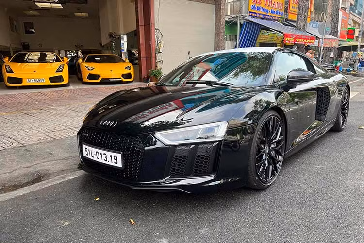 Cuối tuần vừa qua, ông Đặng Lê Nguyên Vũ lại cho 1 chiếc siêu xe mới vào đội hình xe của mình đi lăn bánh trên phố Sài gòn. Lần này, nhà sưu tập xe lớn nhất Việt Nam điều khiển chiếc xe Audi R8 V10 Plus biển số 51L-013.19. Được biết, đây là 1 trong 6 siêu xe Audi R8 V10 Plus tại Việt Nam, nhưng về độ mới, ít đi thì không xe nào qua được.