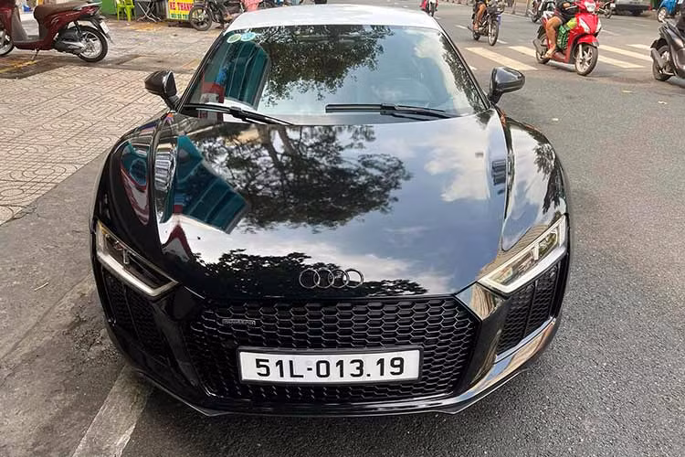 Chiếc siêu xe Audi R8 V10 Plus của ông Đặng Lê Nguyên Vũ này được trang bị khối động cơ V10, dung tích 5.2 lít, sản sinh công suất tối đa 610 mã lực và mô-men xoắn cực đại 540 Nm.