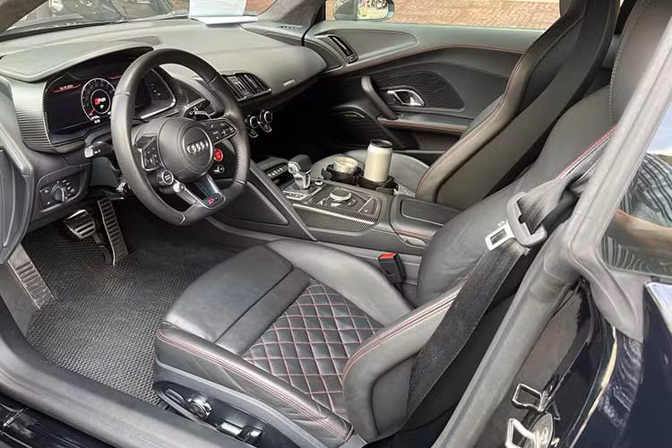 Trong 3 năm qua, có rất nhiều siêu xe, xe thể thao đã được ông Vũ thay đổi màu sơn ở ngoại hình, dù nguyên bản xe mang màu nổi, rất đẹp theo tâm lý chung của nhiều người. Nội thất xe Audi R8 V10 Plus này có màu đen với chỉ khâu màu đỏ.