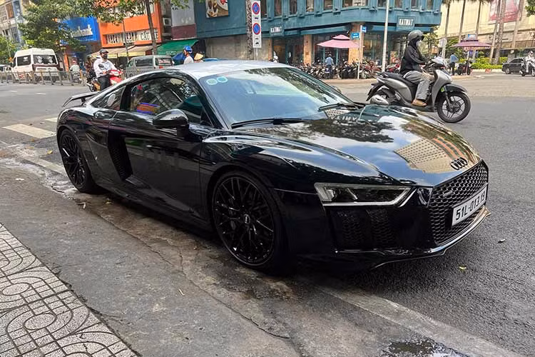 Động cơ kết hợp cùng hộp số ly hợp kép 7 cấp S-Tronic và hệ dẫn động 4 bánh toàn thời gian danh tiếng của Audi, nhờ đó, siêu xe Audi R8 V10 Plus chỉ mất khoảng thời gian 3,2 giây để tăng tốc lên 100 km/h từ vị trí xuất phát trước khi đạt vận tốc tối đa 330 km/h.