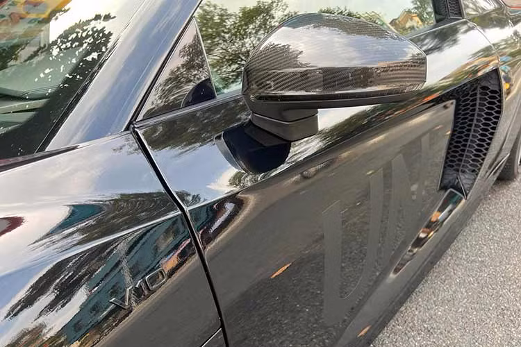 Xe có trọng lượng không tải 1.630kg, điểm dễ phân biệt nhất của phiên bản Plus là cánh gió carbon phía đuôi xe cùng ốp gương ngoại thất carbon.