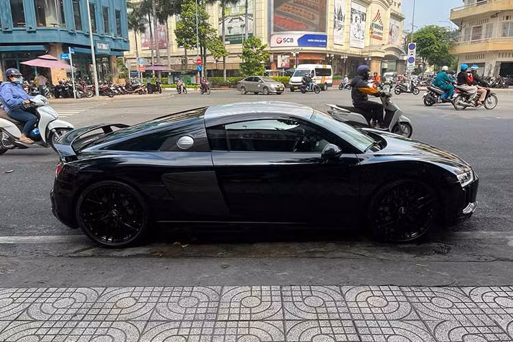 Trên bảng đồng hồ của chiếc Audi R8 V10 Plus của Đặng Lê Nguyên Vũ cầm lái chỉ mới chạy được 6.759 km. Đây không phải là siêu xe quá xa lạ gì với ông Đặng Lê Nguyên Vũ khi 6 năm trước, ông đã sở hữu nó, nhưng không phải 1 mà đến 2 chiếc, đáng tiếc là vào năm 2018, cặp đôi Audi R8 V10 Plus này đã bị bán đi và đến nay mua lại để sưu tầm.