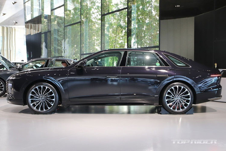 Xe sở hữu chiều dài 5.035 mm, chiều rộng 1.880 mm, chiều cao 1.460 mm và chiều dài cơ sở 2.895 mm. So với thế hệ cũ, xe dài hơn 45 mm trong khi chiều dài cơ sở tăng 10 mm. Không chỉ thay đổi kích thước, mẫu xe sedan Hyundai Grandeur 2023 còn gần như lột xác về mặt ngoại thất nhờ ngôn ngữ thiết kế tương tự 2 người anh em Staria và Stargazer. Điều này được thể hiện rõ qua thiết kế đầu xe mang phong cách tương lai.