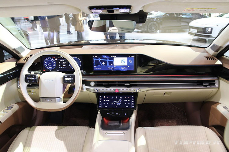 Bên trong Hyundai Grandeur 2023 là không gian nội thất 5 chỗ bọc da màu sáng thanh lịch và sang trọng. Theo hãng Hyundai, ghế của mẫu xe này dùng chất liệu da Nappa thân thiện với hệ sinh thái. Trong khi đó, những khu vực mà người dùng hay chạm tay vào lại được bọc bằng chất liệu da nhân tạo chống vi khuẩn để đảm bảo vệ sinh. 