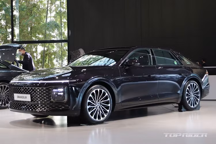 Ngày 14/11/2022 vừa qua, hãng Hyundai đã chính thức tung ra thế hệ mới của dòng sedan cỡ trung Grandeur ở thị trường nội địa, nhưng đã có tổng cộng 109.000 khách hàng Hàn Quốc đặt mua Hyundai Grandeur 2023 mới. Tuy cũng là sedan hạng D giống Sonata nhưng Grandeur 2023 mới có thiết kế và trang bị sang trọng hơn. Do đó, không có gì quá lời khi gọi đây là sedan tiệm cận xe sang.
