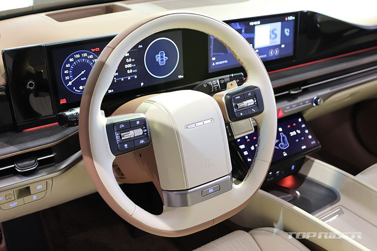 Trước mặt người lái là vô lăng vát đáy thể thao, lấy cảm hứng thiết kế từ Hyundai Grandeur thế hệ đầu tiên. Tiếp đó là bảng đồng hồ kỹ thuật số 12,3 inch, nối liền với màn hình cảm ứng trung tâm 10,25 inch trên mặt táp-lô và cửa gió điều hòa hình chữ nhật kéo dài với viền kim loại.