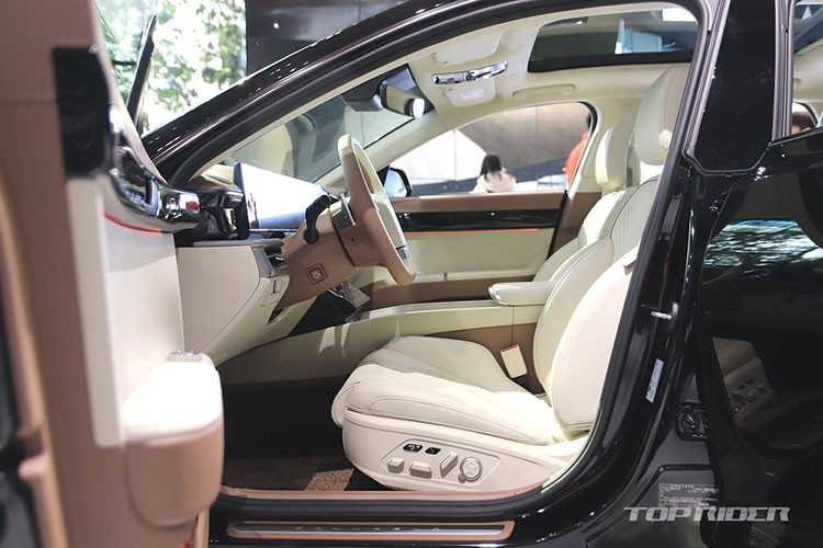 Khi mua Hyundai Grandeur 2023, khách hàng Hàn Quốc có thể chọn 1 trong 4 loại động cơ. Thứ nhất là động cơ xăng 4 xi-lanh, dung tích 2.5L, tạo ra công suất tối đa 198 mã lực tại tua máy 6.100 vòng/phút và mô-men xoắn cực đại 248 Nm tại tua máy 4.000 vòng/phút. Thứ hai là động cơ xăng 3.5L với công suất tối đa 300 mã lực tại tua máy 6.400 vòng/phút và mô-men xoắn cực đại 359 Nm tại tua máy 5.000 vòng/phút.